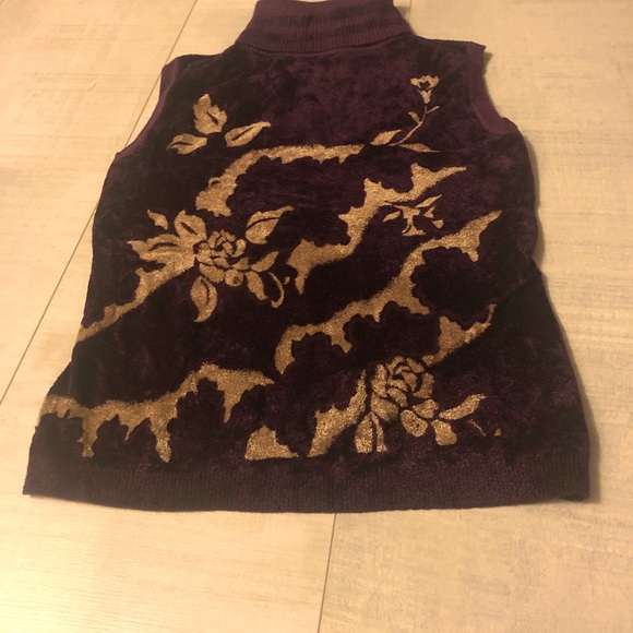 Elegant Neckline Sleeveless Soft Top-NEW - Picture 3 of 7